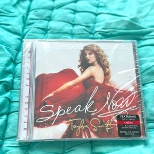 Special deluxe edition cd Speak now by Taylor Swift.